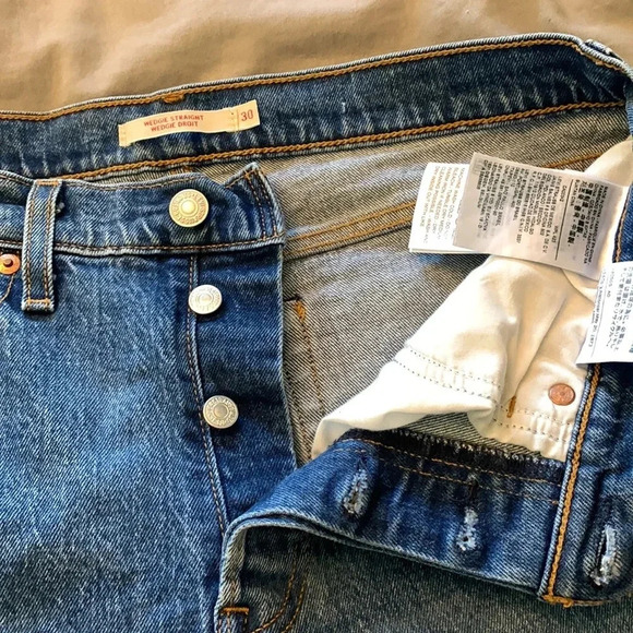 - Levi's  Revolve premium wedgie straight Size 30 Medium Wash "Love Triangle" - Picture 9 of 13